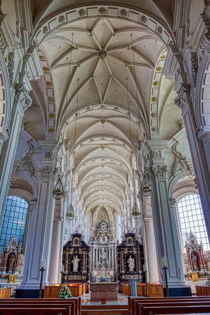 HDR Abbaye Abdij van Averbode religie reliogion belgie belgique kerk eglise spiegelvijver klooster kerkfotografie kathedraal rooms katholiek
